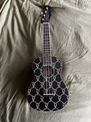 Diapasón Fender Billie Eilish ukelele nogal - negro Foto 1 de 3