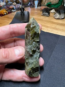 Prehnit mit Epidot Kristall Edelstein sechsseitig Reiki Laserpunkt Probe 001 - Bild 1 von 12