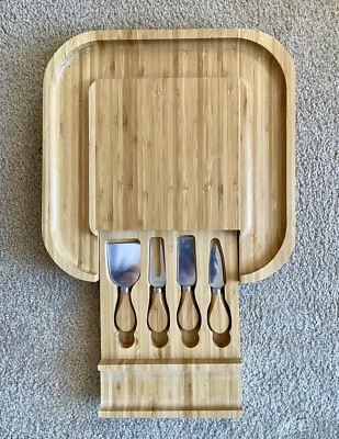 NUEVO EN CAJA VonShef Cuadrado Deslizable Tablero de Queso de Bambú y Juego de Cuchillos de 4 Piezas Anfitriona NUEVO Foto 1 de 4