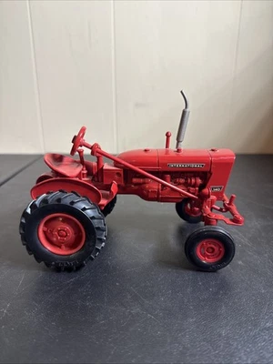 ERTL International Farmall 140 cubos, trator agrícola vermelho, 1/16 - Imagem 1 de 4