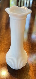 Vintage Randall weiß Milchglas gerippte Knospe Vase 6" überbackene Blumenform Top - Bild 1 von 11