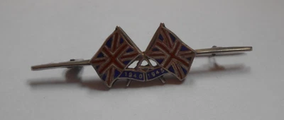 1940-1945 unusual patriotic  wars end  crossed union flag bar brooch in silver - Image 1 of 4