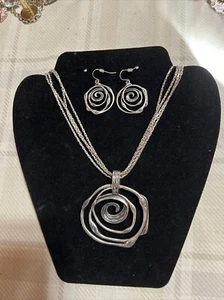 16” PREMIER DESIGNS Modernist Swirl Pendant Necklace & Earring Set Silver Tone - Picture 1 of 4