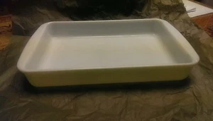 VINTAGE PYREX LIGHT GREEN BAKING DISH 13.5 X 8" GREEN EXTERIOR WHITE INTERIOR - Picture 1 of 8