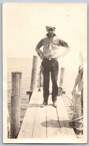 1930er Original Schnappschuss Foto Mann auf Dock Pier Holdin Fisch Fischer - Bild 1 von 2