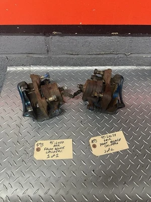 Par de pinzas de freno delanteras #73-95-96 Nissan 240sx S14 OEM con soporte de montaje Foto 1 de 4