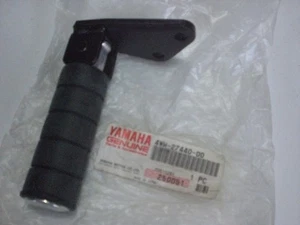 CONJUNTO DE REPOSAPIÉS TRASERO YAMAHA NOS XV1600 1999-2000 2 4WM-27440-00-00 #35 - Imagen 1 de 3