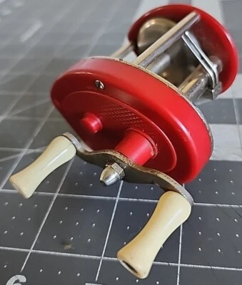 ¿Bronson posible RARO de colección? Carrete comercial laterales de plástico rojo ligero HECHO EN EE. UU. Foto 1 de 4