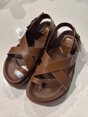 Sandálias planas Zara alça cruzada tamanho 37 femininas EUA 6 1/2 bronzeado escuro verão primavera (I) - Imagem 1 de 4