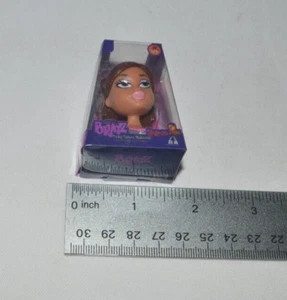 MINI BRATZ - SERIES 3 FUNKY FASHION MAKEOVER YASM1N - Picture 1 of 3