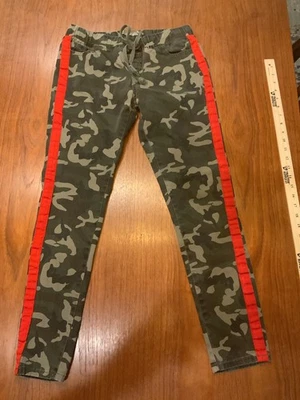 Pantalones de pierna recta estilo camuflaje Roma Studio talla grande Foto 1 de 4
