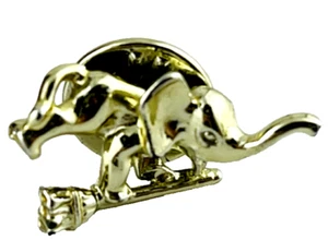 JACKIGO Spilla Bottone Elefante su Scopa Tono Oro - Vintage Da Collezione - Foto 1 di 5