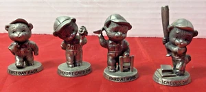 Juego de 4 figuras de oso de peluche con temática escolar Avon Fine Pewter Vintage 1984 - Imagen 1 de 10