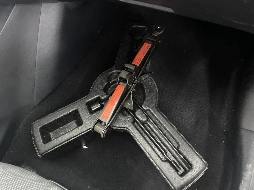 Gato de piso usado se adapta a: Nissan Sentra 2018 grado A Foto 1 de 4