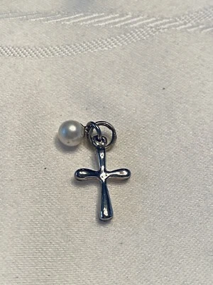 LINDO PINGENTE CRUZ CHARME PÉROLAS VANTEL com pérola branca de 6,5 mm - Imagem 1 de 2
