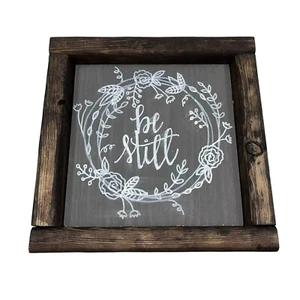 Letrero de escritorio de placa de madera Be Still marrón oscuro con aspecto de tiza 7 x 7" rústico - Imagen 1 de 4