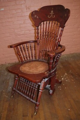 Mecedora antigua de caoba con incrustaciones de muelles de asiento de cuero en relieve Foto 1 de 4