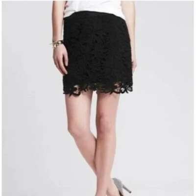 Falda de encaje de ganchillo floral Banana Republic mini pequeña cremallera trasera lisa 2 para mujer Foto 1 de 4