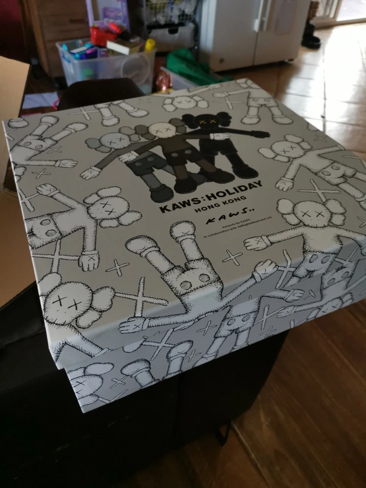 KAWS PELUCHE ACOMPAÑANTE VACACIONES HONG KONG limitado 207/2000 VIP SET DE 3 NGV NUEVO  Foto 1 de 4