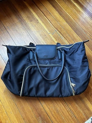 Weekender de náilon preto Aimee Kestenberg com ferragens douradas - Imagem 1 de 4