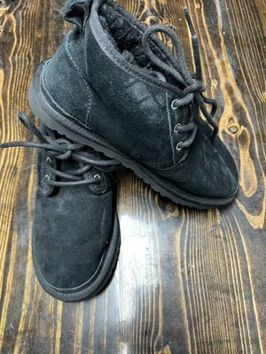 Bota UGG Neumel chukka preta camurça feminina 7 - Imagem 1 de 4