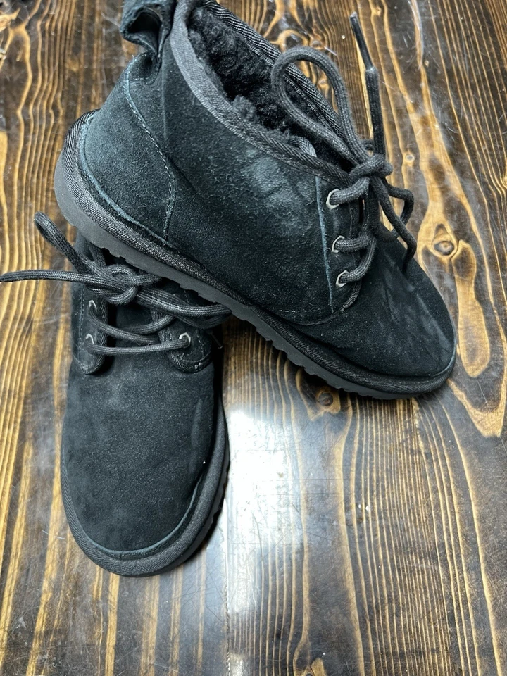 UGG Neumel 女式短靴黑色麂皮绒 7 码 — 第 1/4 张图片