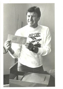 Emlyn Hughes - LIVERPOOL - 8 x 6 Original Press Photograph - Picture 1 of 2
