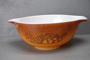 Pyrex Old Orchard 10" Cinderella Mixing Bowl Brown Orange Fruit Pattern 2-1/2 Qt - Picture 1 of 7