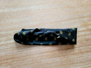 RAR Stussy Stirnband Schwarz Gold Logo Monogramm Print Knoten - Bild 1 von 2