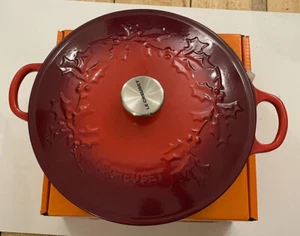 Le Creuset Stechpalme Gusseisen 26 cm Suppentopf/Topf Design Weihnachten - rot/Kirsche - Bild 1 von 6