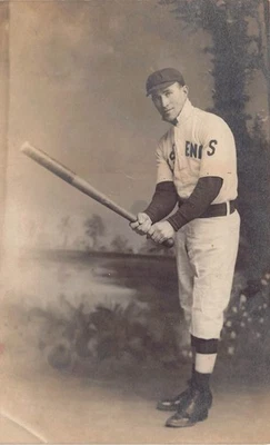 Jugador de béisbol con bate en estudio - RPPC original temprano Foto 1 de 2