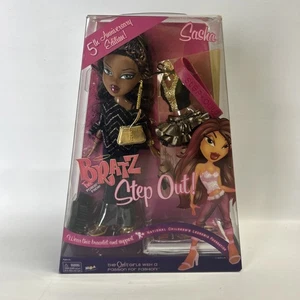 Muñeca Bratz Step Out Sasha 2003 de colección nueva en caja difícil de encontrar raro juguete MGA retirado NUEVO con póster - Imagen 1 de 8