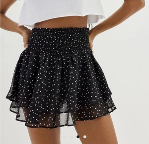 Neu mit Etikett Urban Outfitters schwarz weiß gepunktet Rüschensaum Minirock Whimsygoth Fee - Bild 1 von 10