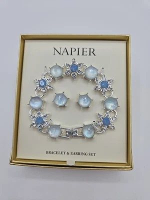Juego de pulsera y pendientes NAPIER tono plata vacaciones invierno copo de nieve nuevo con etiquetas en caja Foto 1 de 4