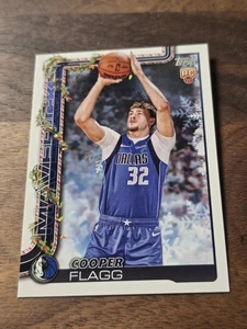 2025-26 Topps NBA Holiday Cooper Flagg Dallas Mavericks novato #H161 - Imagen 1 de 2