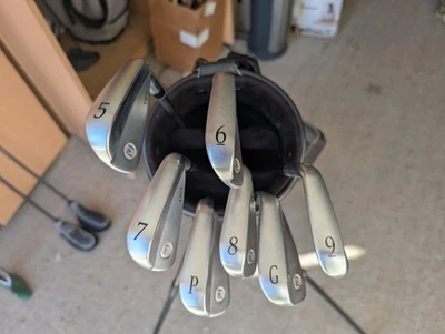 Hierros Maltby TS4 5-GW, ejes Dynamic Gold R200 con inserciones ProSoft, empuñaduras puras Foto 1 de 4