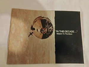 N.A.S.A. 1969 BOOK "In This Decade... Mission To The Moon" 47pgs vint. FREE SHIP - Foto 1 di 4