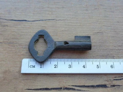 Collectibles Antique Bronze Small Key 18-19th century Original Brown Patina 12 g Cover