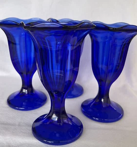 Menge 4 kobaltblau schweres Glas 4 Eisbecher Eisbecher Perfekte Tulpe 6-1/4 Zoll hoch - Bild 1 von 12