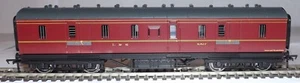 Furgoneta de paquetes Bachmann 34-327C 50 ft LMS CARMESÍ - Imagen 1 de 3