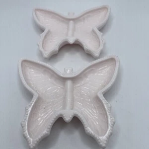 2 Vintage JEANNETTE SHELL PINK BUTTERFLY ASHTRAYS, 4 3/4 in wide, MCM, 1950 - Picture 1 of 8