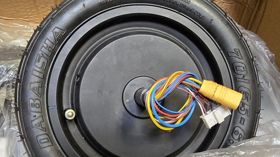 两 (2) 盒无刷轮毂电机带 10 英寸 OD 轮胎,500 瓦。  无螺纹刀 — 第 1/4 张图片