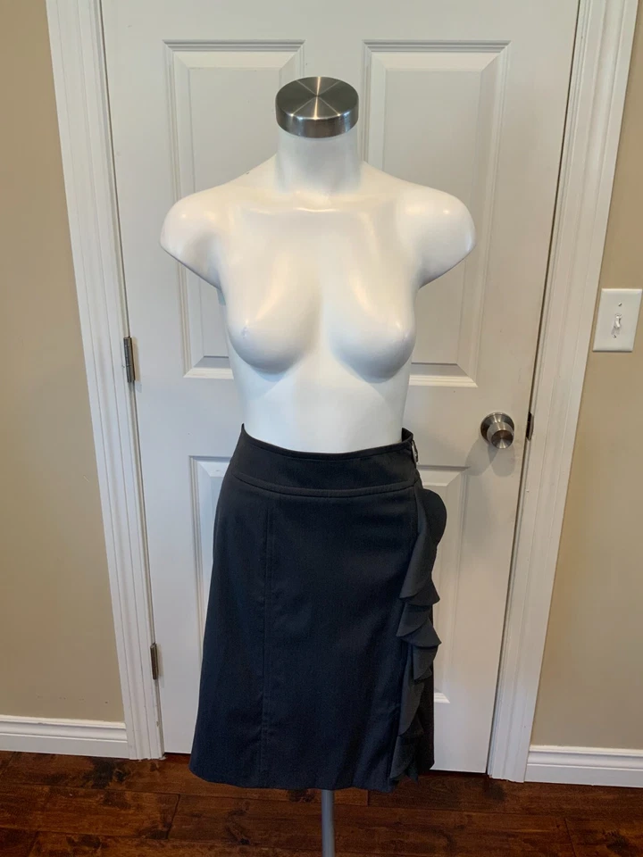 Falda Armani Collezioni Gris Lana Línea A con Volantes Frontales, Talla 6 (US) 42 (IT) Foto 1 de 4