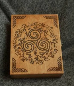 Triskel - Triksel - Triquetra - scatola/cofanetto gioielli in legno tema celtico - libro- - Foto 1 di 3