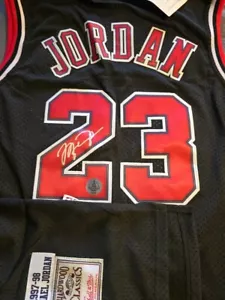 MICHAEL JORDAN CHICAGO BULLS 23 SIGNED BLACK M&N HARDWOOD CLASSIC 1997-1998 JERS - Picture 1 of 12