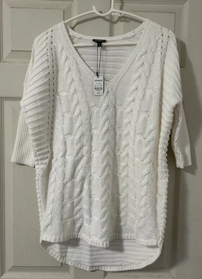 Suéter Express para mujer marfil tejido con cable cuello en V talla pequeña Foto 1 de 3