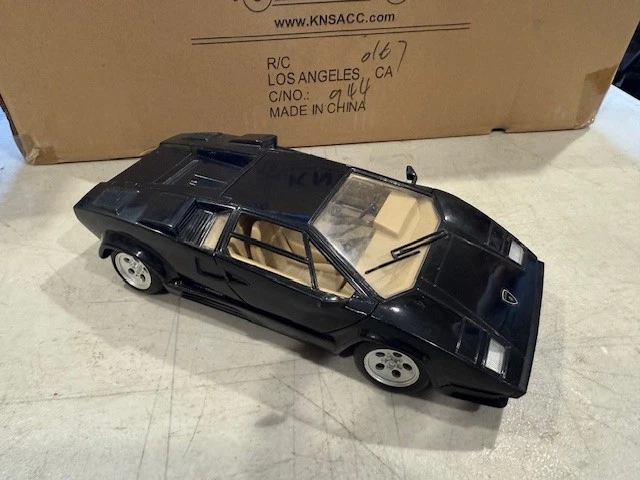 1 18 DIECAST LAMBORGHI COUNTACH  POLISTIL MODELS  IN BLACK - Image 1 of 4