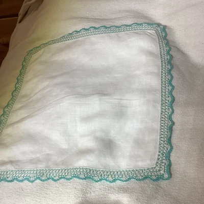 Pañuelo de algodón blanco vintage tatuado con bordes azules. 12 por 12 Foto 1 de 4