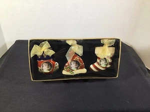 Apropos 3 Metall Foto Weihnachtsschmuck Nikolaus Mütze Strümpfe Urlaub Neu - Bild 1 von 5