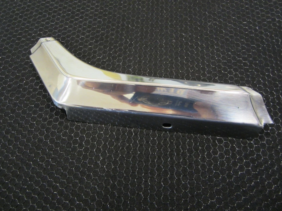 Nos 1965 Buick Wildcat Guardabarros Rueda Bien Borde Extensión Trasera Inferior Foto 1 de 4